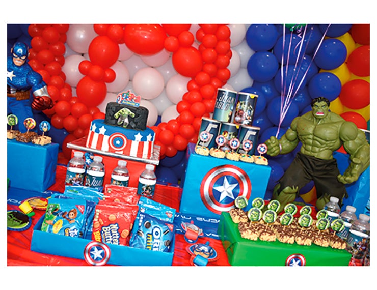 CELEBRA CON TUS SUPERHÉROES FAVORITOS